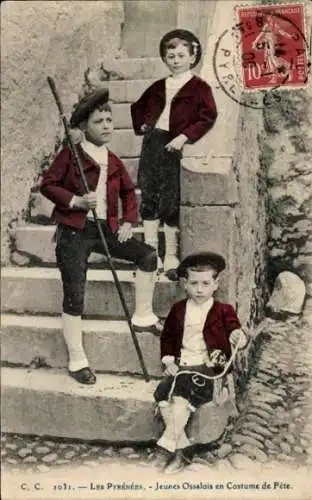 Ak Pyrenäen, junge Ossalois im Partykostüm