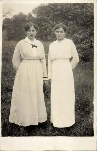 Foto Ak Zwei Frauen auf einer Wiese, Porträt