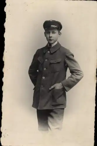 Foto Ak Junge in Uniform, Porträt, Mütze