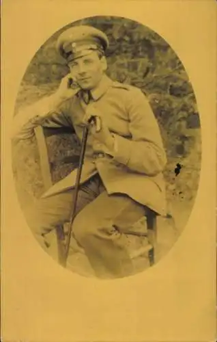 Foto Ak Junger Mann in Uniform, Porträt, Gehstock