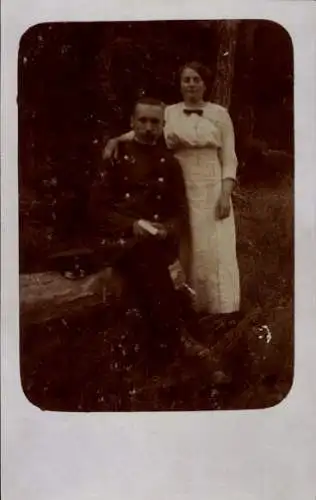 Foto Ak Junger Mann in Uniform, Frau in weißem Kleid