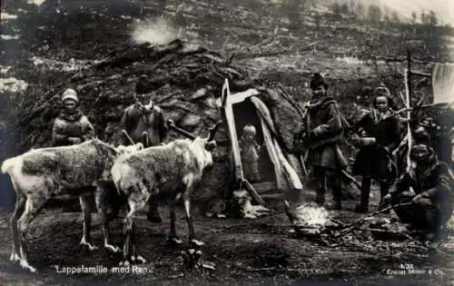 Ak Lappland, Familienbild, Lappländer Tracht, Rentier