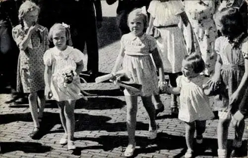 Ak Prinzessin Beatrix mit Schwestern, Niederländisches Königshaus, Blumen