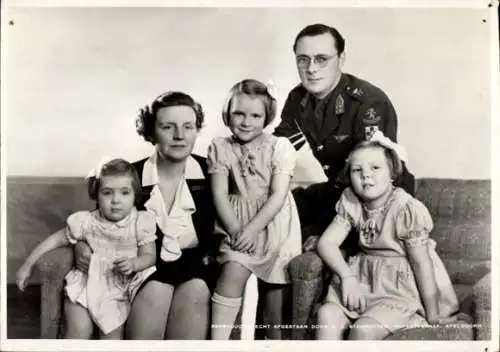 Ak Königin Juliana, Prinz Bernhard, Beatrix, Irene, Margriet