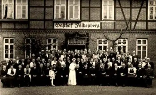 Foto Falkenberg in der Mark, Gruppenportrait, Hochzeitsgesellschaft am Gasthof Falkenberg