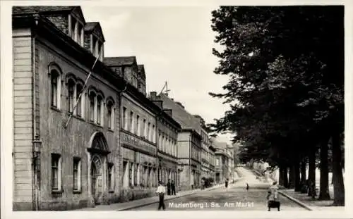 Ak Marienberg im Erzgebirge Sachsen, Blick auf den Markt, Passanten