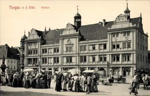 Ak Torgau an der Elbe Nordsachsen, Rathaus, Straßenansicht, Marktstände, Passanten