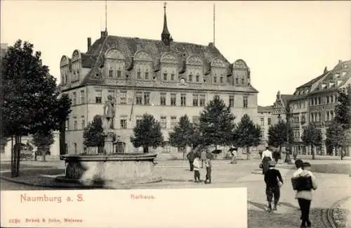 Ak Naumburg Saale, Passanten am Rathaus mit Brunnen