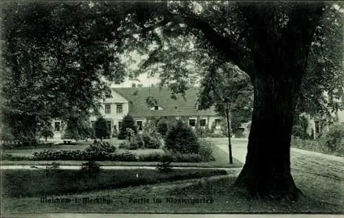 Ak Malchow in Mecklenburg, Partie im Klostergarten