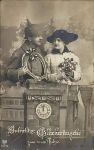 Ak Glückwunsch Neujahr, Soldat in Uniform, Frau mit Blumen, Hufeisen, Uhr