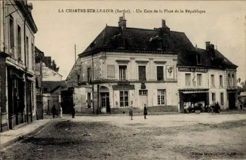 Ak La Chartre sur Loir Sarthe, Ecke Place de la République, Hotel de France