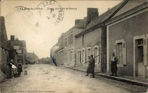 Ak La Quinte Sarthe, Zufahrt über die Straße von Bernay