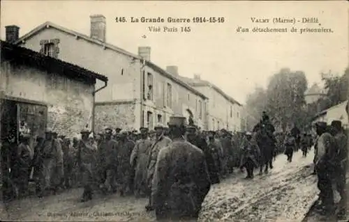 Ak Valmy Marne, Grande Guerre, Defile d'un detachement de prisonniers