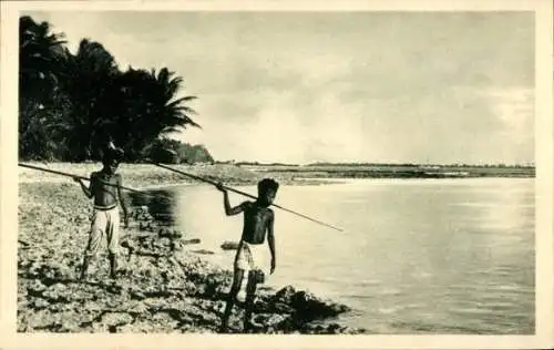 Ak Karolineninseln, Fischer mit Speer, Strand