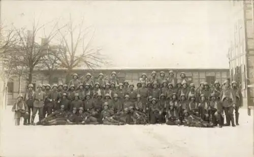 Foto Ak Soldaten in Uniformen, Gruppenaufnahme im Winter