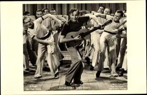 Ak Schauspieler Johannes Heesters, unbekannte Persönlichkeiten, Gitarre