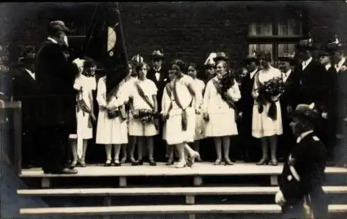 Foto Ak Borbeck Essen im Ruhrgebiet, Fest, Mann mit Standarte, Mädchen, Blumen