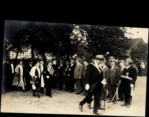 Foto Ak Borbeck Essen im Ruhrgebiet, Fest, Ehepaar, Frau mit Blumenstrauß