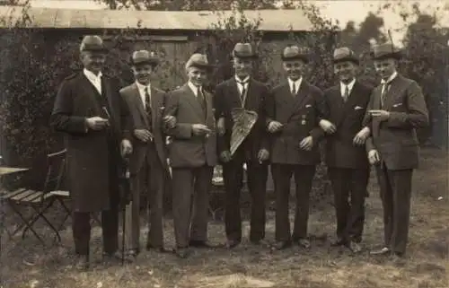 Foto Ak Borbeck Essen im Ruhrgebiet, Männer, Gruppenfoto, Hüte mit Federn