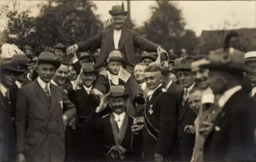 Foto Ak Dellwig Essen Ruhrgebiet, Fest, Fähnchen, Männer, Gruppenfoto