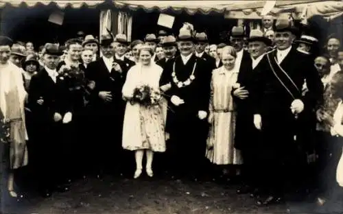 Foto Ak Borbeck Essen im Ruhrgebiet, Ehepaar, Gruppenbild, Fest