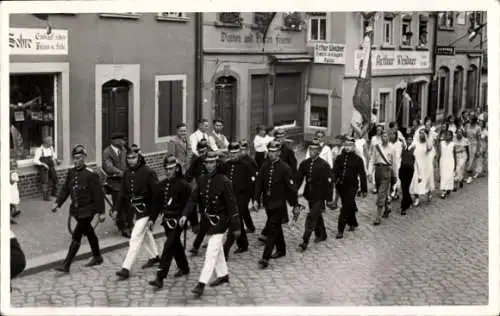 Foto Ak Feuerwehr in einem Festzug, Straßenpartie, Geschäft Arthur Weidner, Friseur