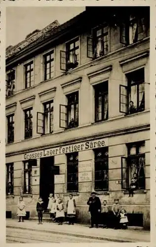 Foto Ak Leipzig, Geschäftshaus, Großes Lager fertiger Särge, Wohnhaus, Anwohner, Aug. 1909