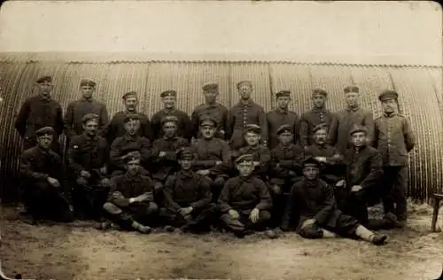 Foto Ak Frankreich, Deutsche Soldaten in Uniformen, Kriegsgefangene, I WK