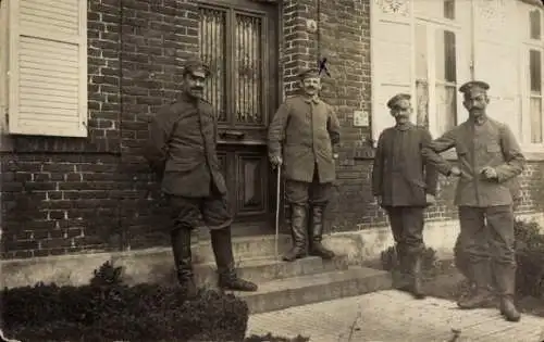 Foto Ak Soldaten in Uniformen vor einem Haus, I WK