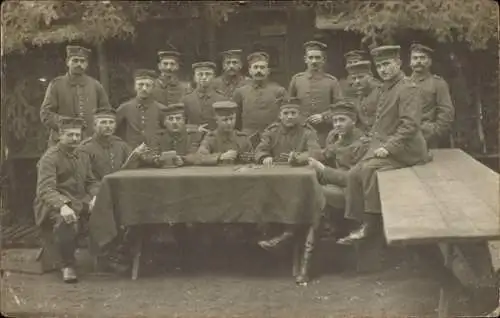 Foto Ak Deutsche Soldaten in Uniformen beim beim Kartenspiel, Reserve Infanterie Regiment 130