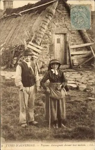 Ak Auvergne, Auvergne-Bauern vor ihrem Haus