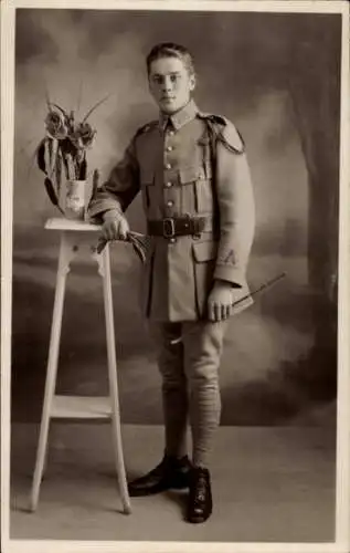 Foto Ak Junge in Uniform, Porträt, Blumen