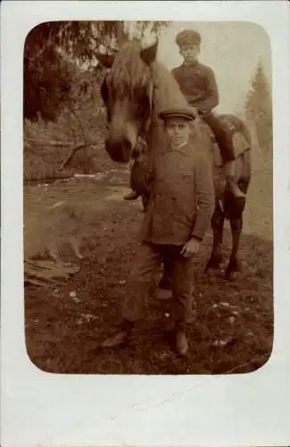 Foto Ak Zwei Kinder, Junge auf Pferd reitend