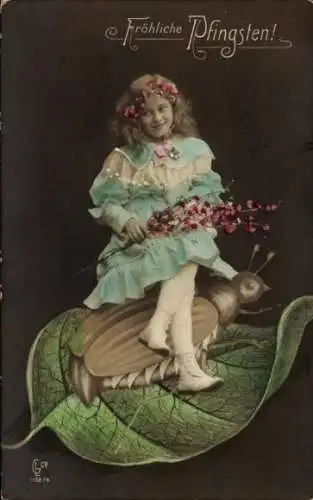 Ak Glückwunsch Pfingsten, Mädchen mit Blumen, Maikäfer, Laubblatt