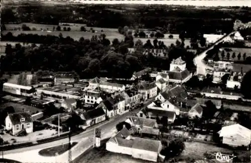 Ak La Chartre sur Loir Sarthe, Bahnhofsviertel, Luftaufnahme