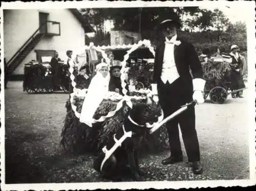 Foto Pforzheim im Schwarzwald, Fest, Menschen in Trachten, Hund