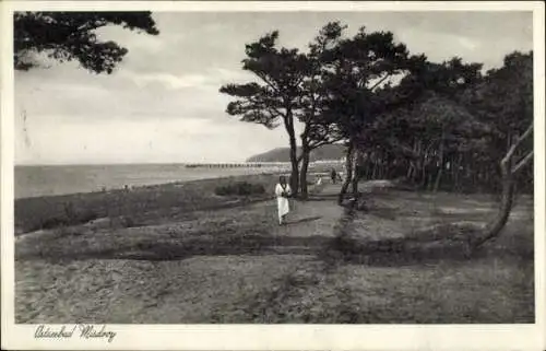 Ak Międzyzdroje Ostseebad Misdroy Pommern, Strand, Bäume, Frau