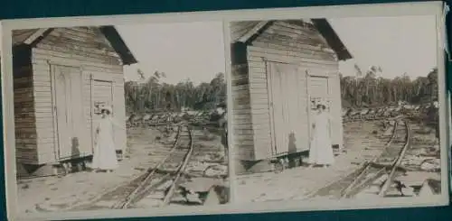 Stereo Foto Frau neben einer Hütte, Eisenbahngleise, um 1915