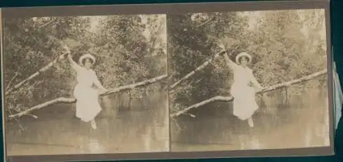 Stereo Foto Frau auf einem Baumast, Wasserpartie, um 1915