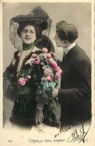 Set von 5 AK liebespaar mit einem  Blumenstrauß，Frau mit verschleiertem Hut