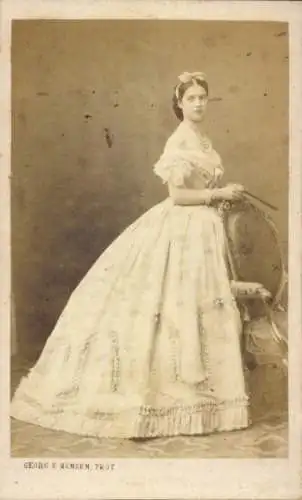 CdV Prinzessin Dagmar von Dänemark, später Zarin von Russland, 1847-1928, Standportrait