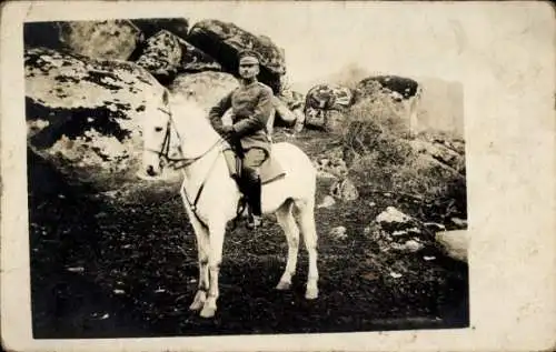 Foto Ak Deutscher Soldat in Uniform auf einem Pferd, I WK