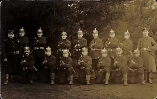 Foto Ak Deutsche Soldaten in Uniformen mit angelegten Gewehren, Gruppenaufnahme