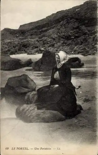Ak Le Portel Pas de Calais, Frau in Volkstracht, Strand, Felsen
