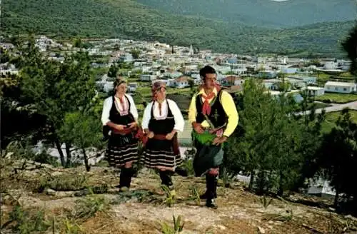 Ak Insel Rhodos Griechenland, Gesamtansicht, Menschen in griechischer Volkstracht