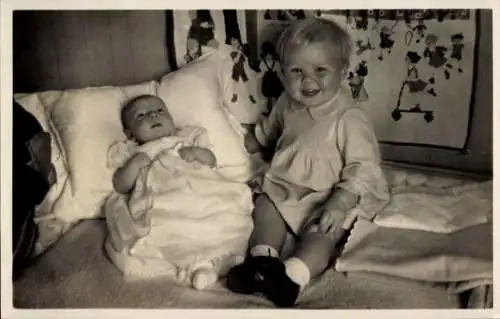 Ak Prinzessin Beatrix der Niederlande mit jüngerer Schwester, Portrait