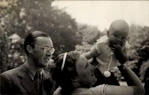 Foto Ak Juliana der Niederlande mit Gemahl Bernhard und Kind