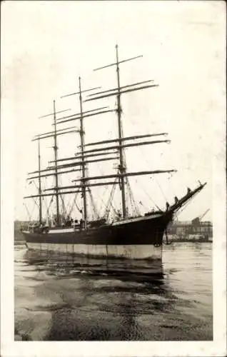 Foto Ak Segelschiff in Hafen, Viermaster