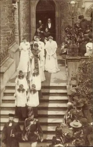 Foto Ak Prozession verlässt die Kirche, Treppen, Geistlicher, Messdiener