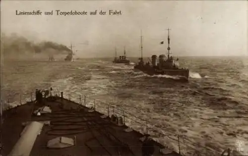 Ak Linienschiffe und Torpedoboote auf Fahrt, Kaiserliche Marine